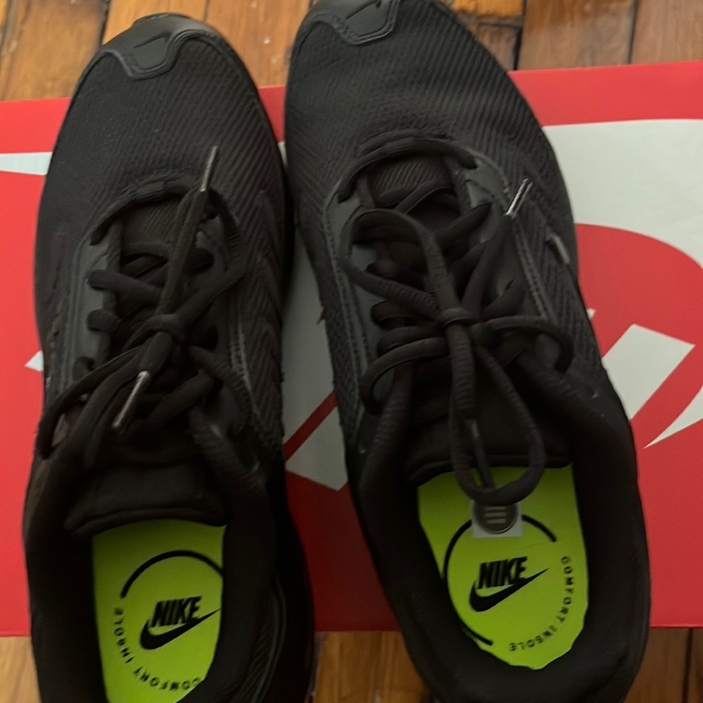 Size 8.5 Black Nike Air Max